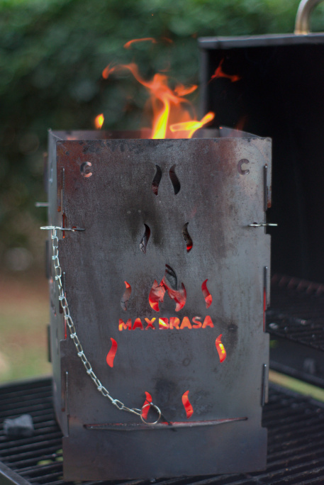 MaxBrasa acendendo carvão com brasa intensa em churrasqueira
