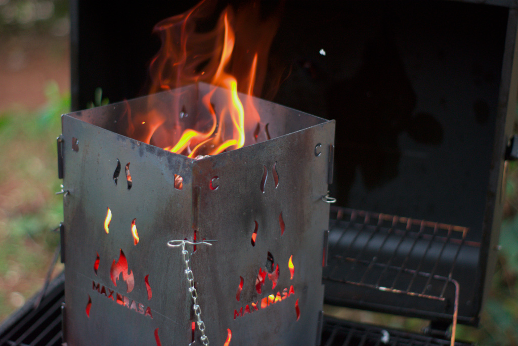 MaxBrasa acendendo carvão com brasa intensa em churrasqueira