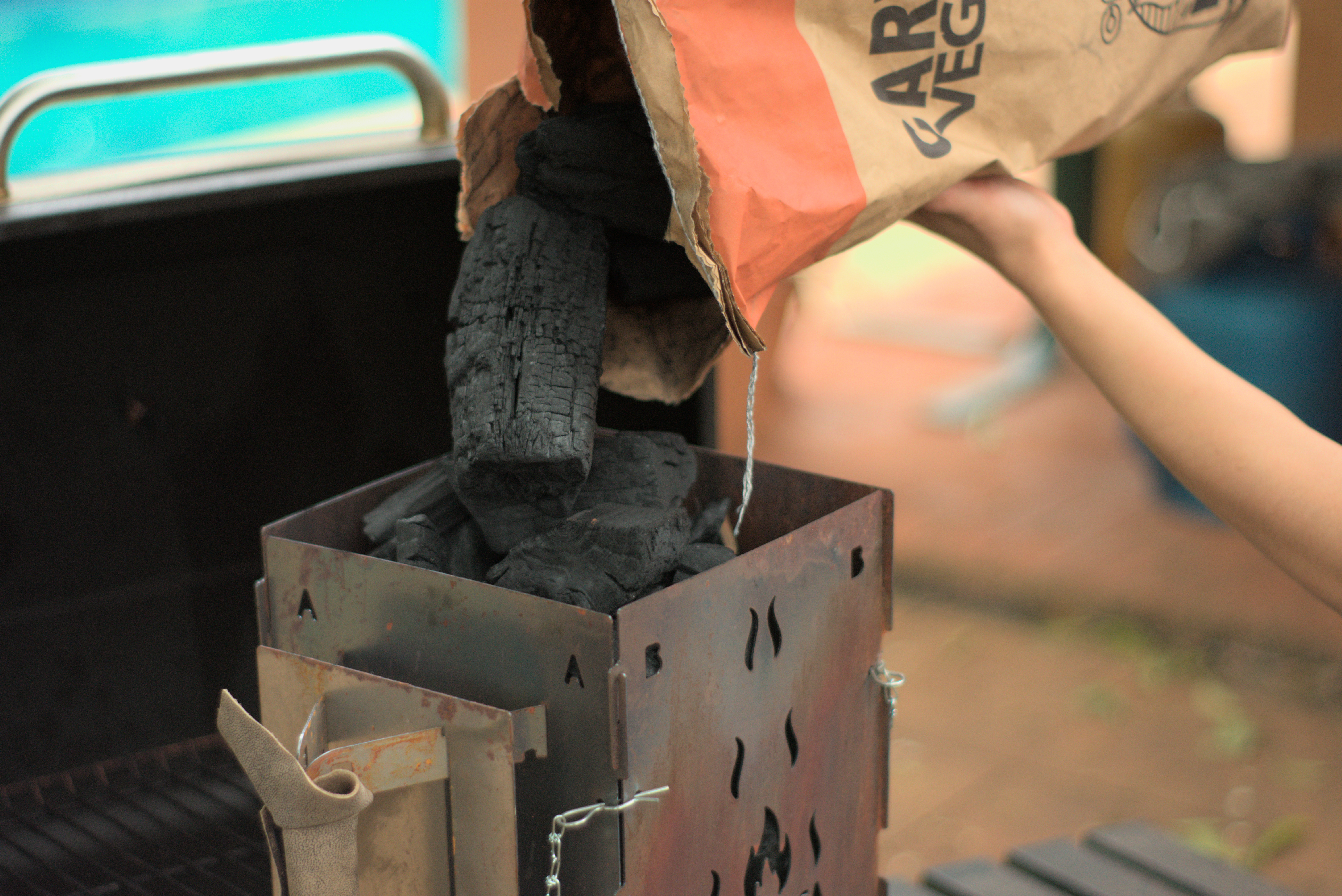 MaxBrasa acendendo carvão com brasa intensa em churrasqueira