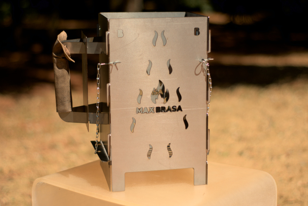 MaxBrasa acendendo carvão com brasa intensa em churrasqueira