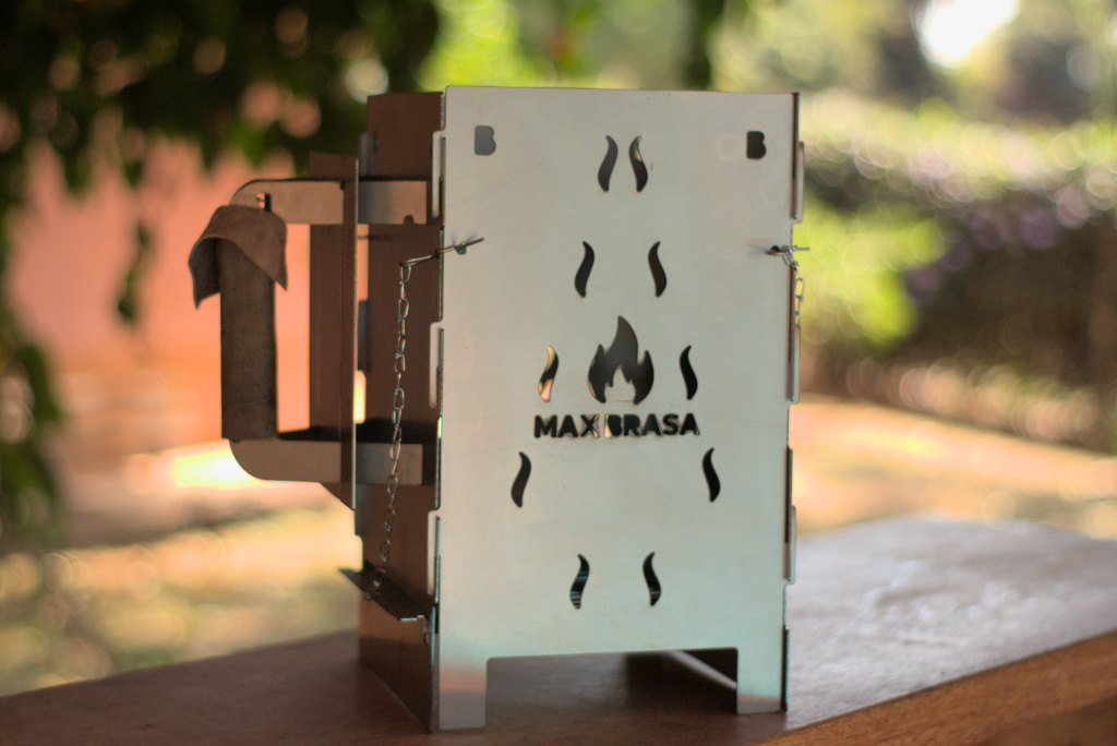 MaxBrasa acendendo carvão com brasa intensa em churrasqueira
