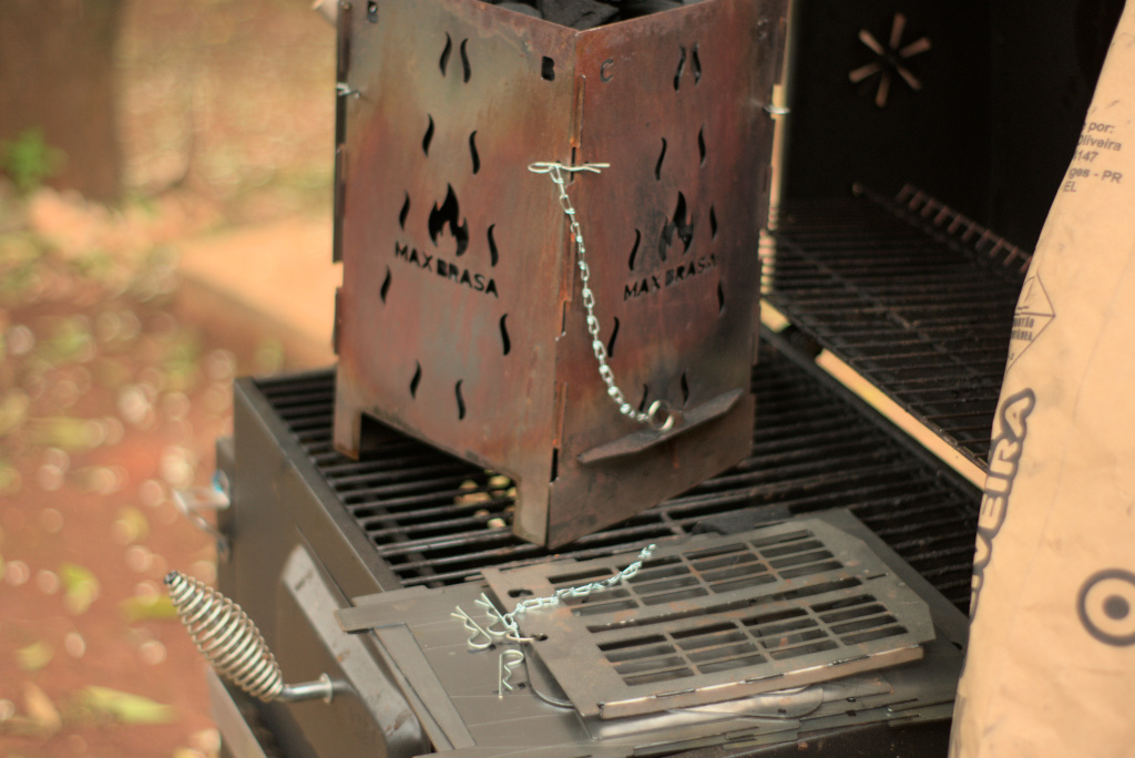 MaxBrasa acendendo carvão com brasa intensa em churrasqueira